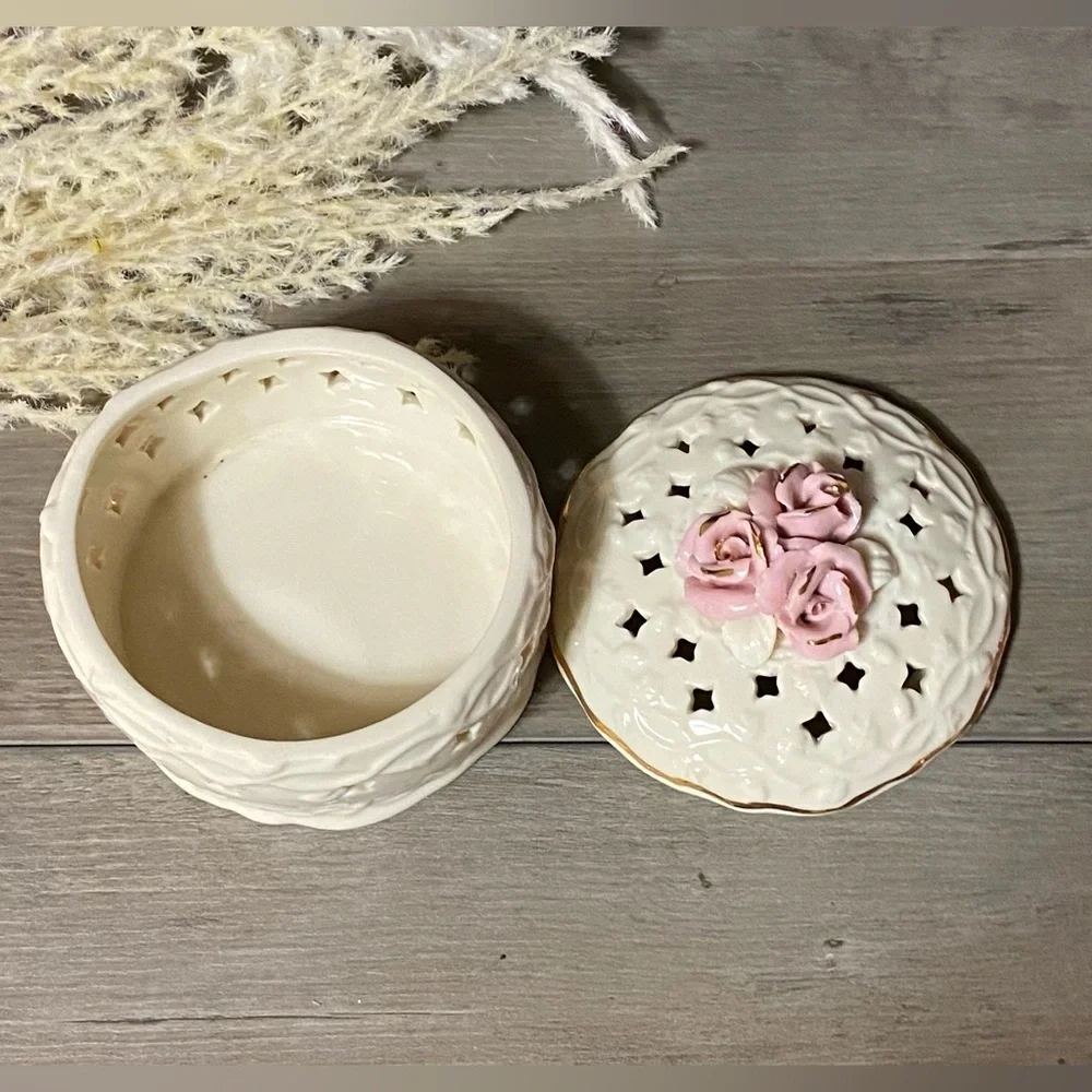 VINTAGE 1990s Large Porcelain Rose Trinket/Potpourri Box - Excellent Condition - Picture 3 of 4